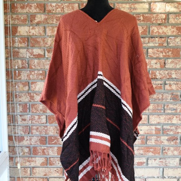 TREASURE Bond Poncho - Picture 6 of 7